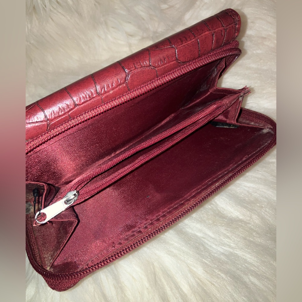 Crocodile-Embossed Red Women's Clutch - Picture 11 of 17